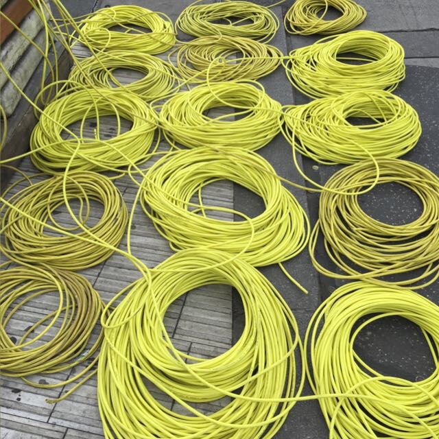 Bild von gelben Kabelringen